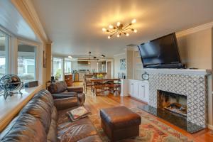 Μια τηλεόραση ή/και κέντρο ψυχαγωγίας στο Washington Vacation Rental with Hot Tub Near Tacoma