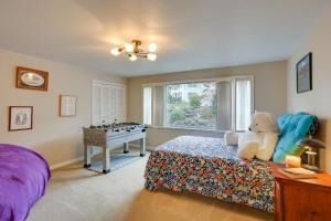 Ένα ή περισσότερα κρεβάτια σε δωμάτιο στο Washington Vacation Rental with Hot Tub Near Tacoma