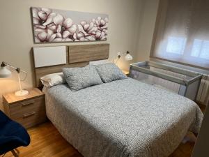 1 dormitorio con 1 cama y una pintura en la pared en AVA-1, en Arévalo