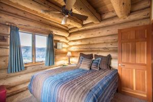 Un pat sau paturi într-o cameră la Mountain Ranch with Cabin and Private Beach, 750 acres of private paradise