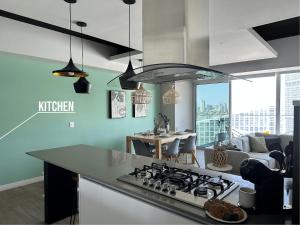 Dapur atau dapur kecil di Luxury Condo in Lobby33 near Andares By Bamboo