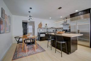 una cucina con tavolo, sedie e bancone di Prickly Pear at Cactus Flower-HOT TUB-Pet Friendly-No Pet Fees! ad Albuquerque