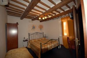 a bedroom with two beds and a wooden ceiling at Hotel Leonardo in Pisa