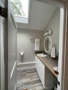 uma casa de banho com um lavatório e um espelho em Spacious 1 Bedroom Close to Everything 4 em Edgecomb