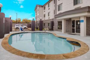 a swimming pool in front of a building at Motel 6-Mesquite, TX - Balch Springs in Balch Springs