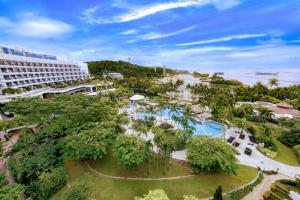 - une vue aérienne sur un complexe avec une piscine et un bâtiment dans l'établissement Shangri-La Rasa Sentosa, Singapore, à Singapour