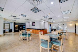a dining room with tables and chairs in a building at Motel 6-Mesquite, TX - Balch Springs in Balch Springs