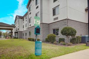 un cartello stradale di fronte a un edificio di Motel 6-Mesquite, TX - Balch Springs a Balch Springs