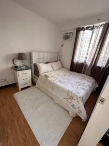 een kleine slaapkamer met een bed en een raam bij Arezzo Davao GZJ condotelle 300mbps wifi in Davao City