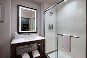 Koupelna v ubytování Four Points by Sheraton Fort Worth North + 8 fotografií