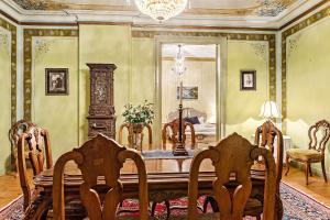 una sala da pranzo con tavolo, sedie e specchio di Sandtorgholmen Hotel - Best Western Signature Collection a Harstad