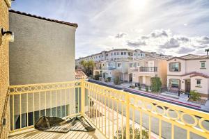 Balkón nebo terasa v ubytování Stylish House with Patio, 8 Mi to Vegas Strip!