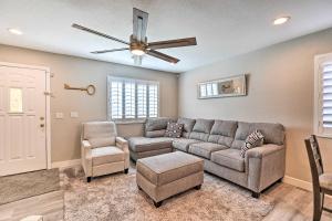 Posezení v ubytování Stylish House with Patio, 8 Mi to Vegas Strip!