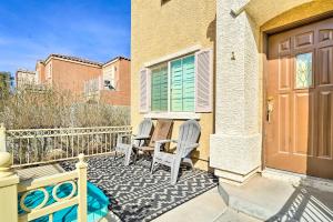 Balkón nebo terasa v ubytování Stylish House with Patio, 8 Mi to Vegas Strip!