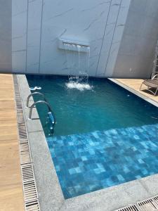 a swimming pool with a water fountain at Hotel Marlin Azul in Iriri