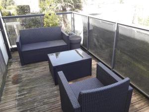 d'un balcon avec des chaises, une table et un banc. dans l'établissement 2 pièces avec accès piscine intérieure, à Larmor-Plage