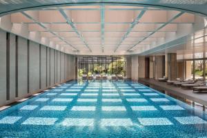 einen Pool in der Lobby eines Hotels in der Unterkunft Sheraton Ningbo Xiangshan Resort in Xiangshan