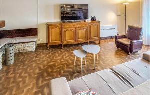 TV a/nebo společenská místnost v ubytování Nice Home In Saint-denis-dolron With Wifi And 3 Bedrooms