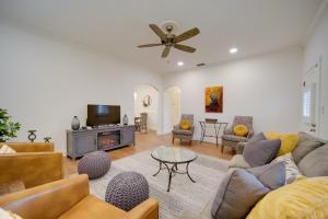 Televisyen dan/atau pusat hiburan di Fredericksburg Home with Pool about 1 Mi to Main Street!