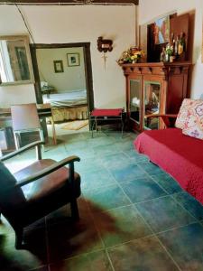 un soggiorno con divano e letto rosso di Casa Chica a Cafayate