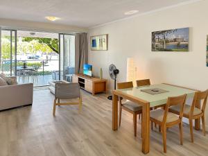 Χώρος καθιστικού στο Blue on Blue Large One Bedroom Apartment, steps from ferry, amazing pool, wifi