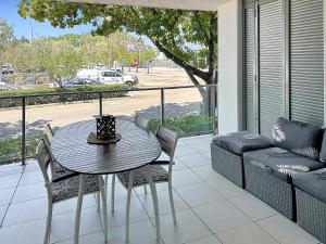 Posezení v ubytování Blue on Blue Large One Bedroom Apartment, steps from ferry, amazing pool, wifi