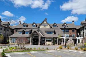 un montage de l'avant d'un bâtiment dans l'établissement Residence Inn by Marriott Milwaukee Brookfield, à Brookfield