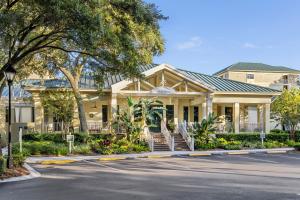 a building with chairs in front of a street at Marriott's Barony Beach Club in Hilton Head Island