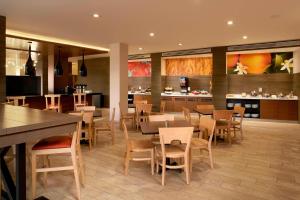 un restaurante con mesas y sillas y un bar en Fairfield Inn & Suites by Marriott Nogales en Nogales
