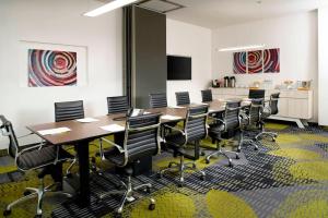 une salle de conférence avec une grande table et des chaises dans l'établissement Fairfield Inn & Suites by Marriott Nogales, à Nogales