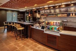 um bar num restaurante com bancos de bar em Courtyard by Marriott Houston Medical Center/NRG Park em Houston