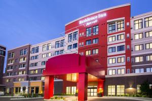 ein Hotel mit einem roten Gebäude in der Unterkunft Residence Inn by Marriott Calgary South in Calgary