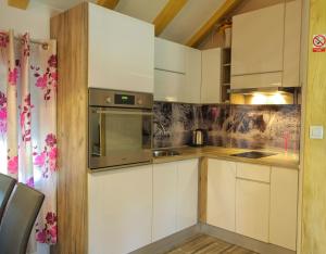 A kitchen or kitchenette at Apartment King
