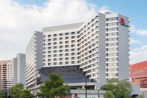 a large white building with a canadian hotel at Crystal Gateway Marriott in Arlington