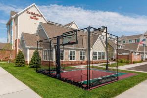 einem Basketballplatz mit einem Netz vor einem Gebäude in der Unterkunft Residence Inn by Marriott Fargo in Fargo