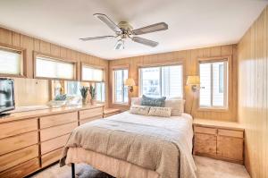 En eller flere senge i et værelse på Waterfront Sandpoint Vacation Rental Lake Access! + 17 billeder