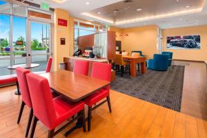 uma sala de jantar com uma mesa e cadeiras vermelhas em TownePlace Suites by Marriott Bellingham em Bellingham