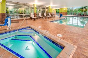 una grande piscina in un edificio con piscina di TownePlace Suites by Marriott Bellingham a Bellingham