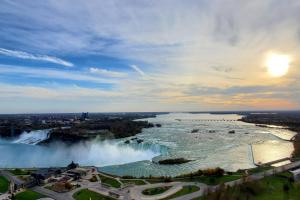 una vista de las cataratas del Niágara desde arriba en Niagara Falls Marriott Fallsview Hotel & Spa, en Niagara Falls
