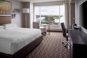 Televisyen dan/atau pusat hiburan di Niagara Falls Marriott Fallsview Hotel & Spa