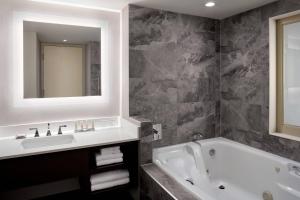 Bilik mandi di Niagara Falls Marriott Fallsview Hotel & Spa