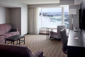 Televisyen dan/atau pusat hiburan di Niagara Falls Marriott Fallsview Hotel & Spa
