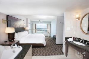 Katil atau katil-katil dalam bilik di Niagara Falls Marriott Fallsview Hotel & Spa