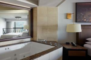 Katil atau katil-katil dalam bilik di Niagara Falls Marriott Fallsview Hotel & Spa