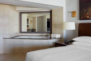 Katil atau katil-katil dalam bilik di Niagara Falls Marriott Fallsview Hotel & Spa
