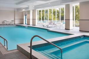 uma piscina num hotel com mesas e cadeiras em Niagara Falls Marriott Fallsview Hotel & Spa em Cataratas do Niágara