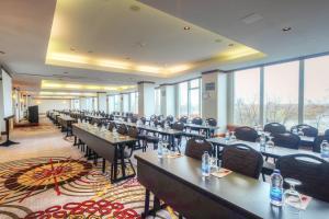 uma sala de conferências com mesas, cadeiras e janelas em Niagara Falls Marriott Fallsview Hotel & Spa em Cataratas do Niágara