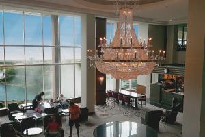 un vestíbulo con una lámpara de araña y gente sentada en las mesas en Niagara Falls Marriott Fallsview Hotel & Spa, en Niagara Falls