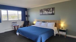 ein Hotelzimmer mit einem Bett und einem Fenster in der Unterkunft Lord Nelson Motel in Kingston