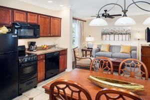 a kitchen and living room with a table and chairs at Sheraton PGA Vacation Resort Port St Lucie in Port Saint Lucie